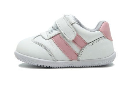 deportiva urban en blanco y rosa con suela flexible recomendado por pediatras y podólogos.