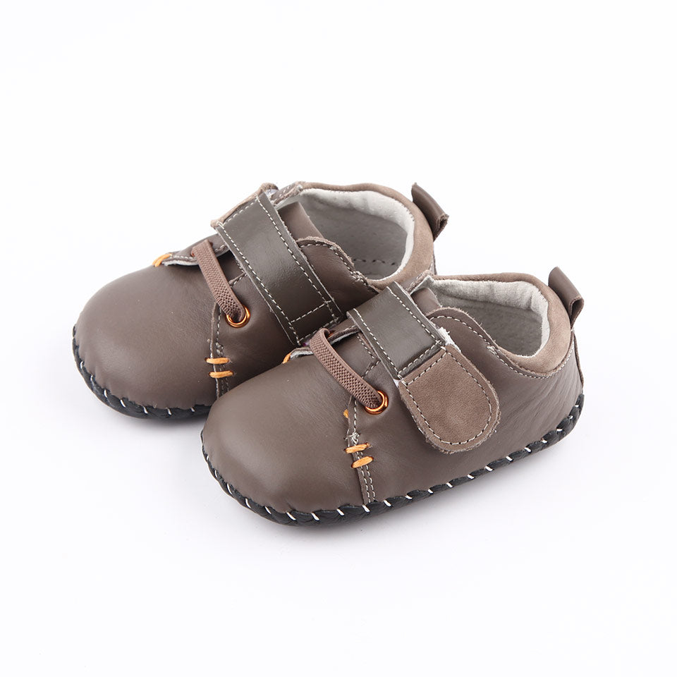Zapatos infantiles respetuosos primeros pasos modelo Peter marrón