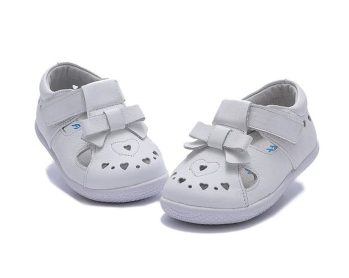 zapato asandaliado blanco para niña calzado respetuoso con el desarrollo natural del bebe